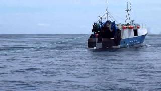 Trawler loses its net on reef 18th July 2015 [upl. by Bristow837]