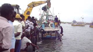 Sri Lankaශ්‍රී ලංකාFishing Boat sinkingRecovery in HarbourHikkaduwa [upl. by Bay]