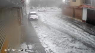 Inundaciones en varios sectores de Cuenca tras fuerte aguacero y granizo [upl. by Ezequiel]