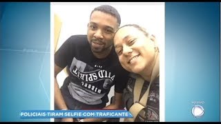 Após prisão policiais tiram selfies sorrindo com traficante Rogério 157 [upl. by Llerreg]