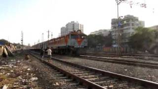 Mumbai Rajdhani negotiates the DCAC neutral zone at Dahisar Panto Action [upl. by Ainav]