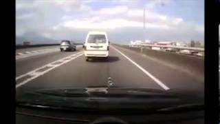 Un chien qui saute de la fenêtre dune voiture sur lautoroute [upl. by Tema]