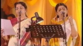 Lata amp Usha Mangeshkar  Gore Gore O Baanke Chore Live Performance [upl. by Ademordna]