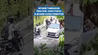 AKSI SOK JAGO Pengemudi Mobil Pukul dan Buang Kunci Pemotor yang Nyaris Tabrakan Mobil Cuma Pinjam [upl. by Castle]