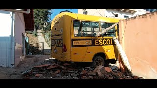 Acidente com ônibus de transporte escolar em Dom Corrêa Manhuaçu [upl. by Noivart321]