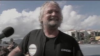 Grillo attraversa a nuoto lo stretto di Messina [upl. by Reifinnej]