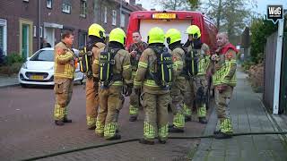 Voorbijganger slaat alarm na het horen van rookmelders bij woningbrand [upl. by Otnicaj]