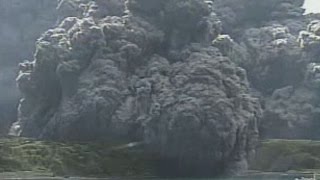 鹿児島県の口永良部島で爆発的噴火 火砕流も、全島避難勧告 警戒レベル初の「５」 [upl. by Niggem246]