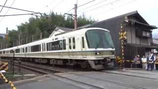 トロッコ嵯峨野駅前の踏切を通過して嵯峨嵐山駅に到着する山陰線上り221系 [upl. by Adianes]