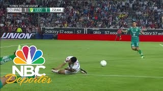 ¡Brutal rodillazo al cráneo en Pachuca vs León  LIGA MX  NBC Deportes [upl. by Yriek]