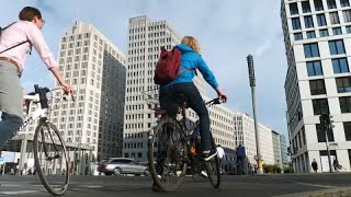 Alemania  Coches en detrimento de bicicletas en Berlín [upl. by Airdnek]