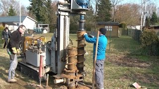 Brunnen bohren mit fahrbarer Bohrmaschine Teil 1 portable water well drilling machine in action [upl. by Eemak]