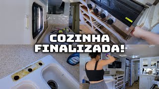 ACHO QUE VOU TROCAR A COR DA COZINHA  INSTALAMOS O BACKSPLASH E A TORNEIRA NOVA QUE NOJO 🤮🤢 [upl. by Ynttirb]