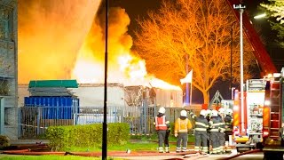 Zeer grote brand op bedrijventerrein aan de Nobelstraat in Heerhugowaard [upl. by Tarazi]