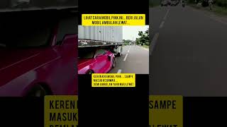 lihat cara mobil pink ini beri jalan mobil ambulan lewat [upl. by Pate592]