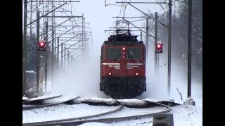 Bahnverkehr im Schnee [upl. by Ynaffit]