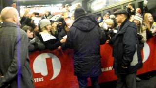 Billie Joe Armstrong signing autographs outside the stage door 12711 [upl. by Enelrac]