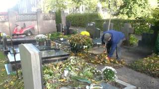 Graven schoonmaken op kerkhoven in Tilburg en Goirle [upl. by Gibe]