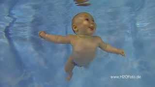 Babyschwimmen Unterwasserfotos im Babyschwimmkurs [upl. by Ollecram362]