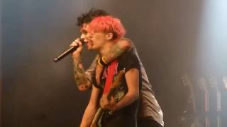 Fan plays Billie Joes guitar on stage with Green Day in Chicago  When I come around amp Basket case [upl. by Bartel]