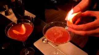 Zeste dorange flambée pour cocktail cointreaupolitain [upl. by Elauqsap461]