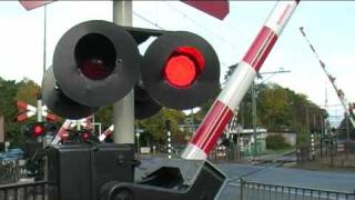 TRAIN PASSES BY VERY QUICKLY AT RAILROAD CROSSING  Spoorwegovergang in Bilthoven [upl. by Sarge]