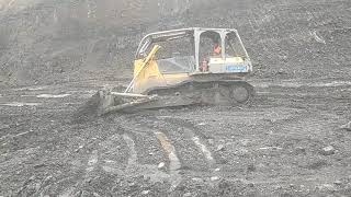 Dozer mendorong material basah di area front loading Overburden  Mining Activity [upl. by Winter]