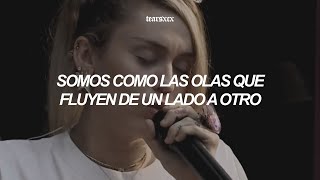 Miley Cyrus  Malibu español  live [upl. by Malissia312]