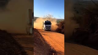 Que cena😱 carreta Volvo cortando estrada de chão [upl. by Ahsaeym167]