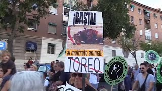 Madrid Protest gegen Stierkämpfe vor Arena [upl. by Nimrahc936]