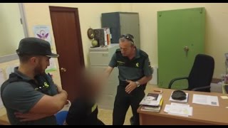 Guardia Civil quotVamos a detenerle por las lesiones que tiene su hijoquot  Comandancias [upl. by Nevart]