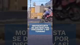 ¡No lo vio venir Por ir peleándose con automovilista motociclista se distrae y choca shorts [upl. by Fennelly]