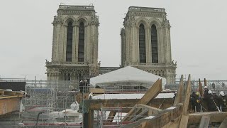 NotreDame instala base de sua icônica agulha no quarto aniversário do incêndio  AFP [upl. by Ainoval687]