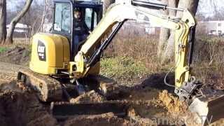 Caterpillar 3055E Bagger mit Schwenklöffel excavator digging with tilt bucket [upl. by Cacilia]