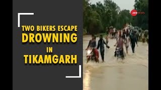 Deshhit Two bikers escape drowning in Tikamgarhs Jhansi Highway Marg [upl. by Anilec]