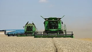 Moisson 2011 New John Deere S660 amp S560  wheat harvest [upl. by Suiram572]