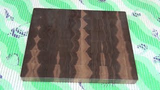 Using the sapwood in making an end grain cutting board Заболонь в торцевой разделочной доске [upl. by Vada]