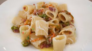 PASTA CON FIORI DI ZUCCA PANCETTA CROCCANTE E PECORINO  Buono Facile Veloce [upl. by Aihsyt]