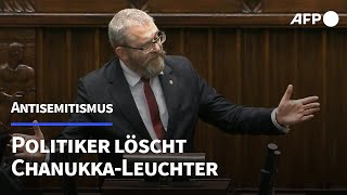 Polen Ultrarechter Abgeordneter löscht ChanukkaLeuchter  AFP [upl. by Kalle]