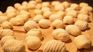 Selbst gemachte Gnocchi mit einer KnoblauchSahneSauce [upl. by Eah]