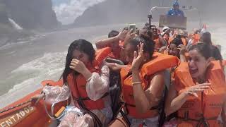 Barco debajo de las Cataratas de Iguazu [upl. by Mcnalley72]