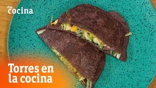 Cómo hacer Quesadillas de maíz azul  Torres en la Cocina  RTVE Cocina [upl. by Donatelli]