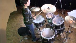 Jonathan 8 Jahre erklärt das Schlagzeug Drumset [upl. by Woodberry]