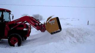 Déneigement dune aire de stationnement à laide dune gratte extensible réversible [upl. by Mack]