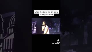 Bro didnt even notice js playing w the balloon🤣harrystyles onedirection funny louistomlinson [upl. by Ludwog]