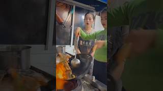 ¡Increíble Cocinera mueve el wok como una profesional [upl. by Analra648]