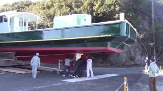 祝！大型釣り船の進水式 船おろし Boat down Japanese style A flood ceremony of a new boat [upl. by Anabal332]