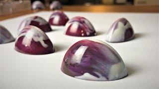 GLÄNZENDE PRALINEN ✨ How to make shiny Chocolate Bon Bon [upl. by Mendy374]