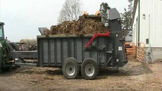 LEON Vertical Spreader 755  Loading with Skid Steer [upl. by Sam]