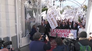 Confisca Castello delle Cerimonie i lavoratori in protesta “La Sonrisa siamo noi” [upl. by Charyl]